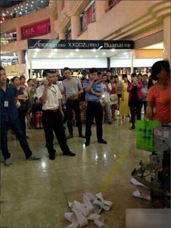 china-dongguan-chinese-woman-tears-apart-atm-machine-swallowed-card-02-600x797