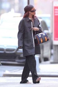 RIHANNA-Walking-The-Streets-Of-NYC-BAREFOOT (Credit: Popdust)