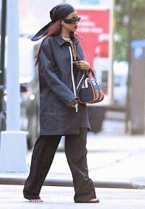 Rihanna caught traipsing in the street of NYC barefoot (Credit: Popdust)
