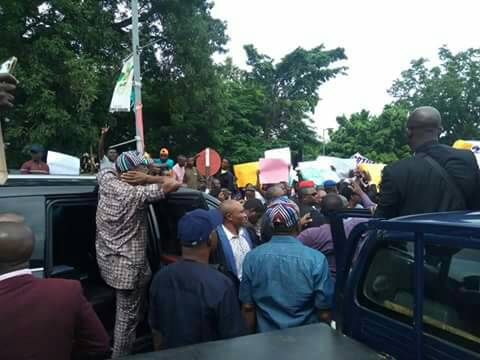 Benue youths prevent Governor Ortom from attending meeting with @OfficialAPCNg National leadership in Abuja. Threaten to vote him out if he insists on going for the meeting. The angry youths removed the APC flag on his vehicle and asked him to go back to Government House | Twitter