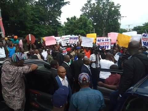 Benue youths prevent Governor Ortom from attending meeting with @OfficialAPCNg National leadership in Abuja. Threaten to vote him out if he insists on going for the meeting. The angry youths removed the APC flag on his vehicle and asked him to go back to Government House | Twitter