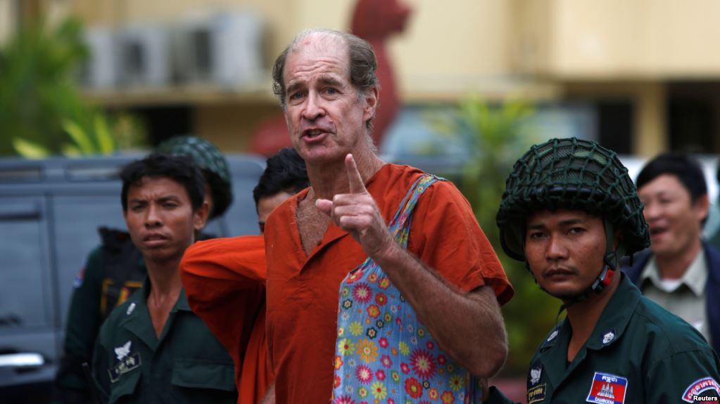 Australia filmmaker James Ricketson (C) speaks to the media at the Supreme Court in Phnom Penh, Cambodia, Jan. 17, 2018.