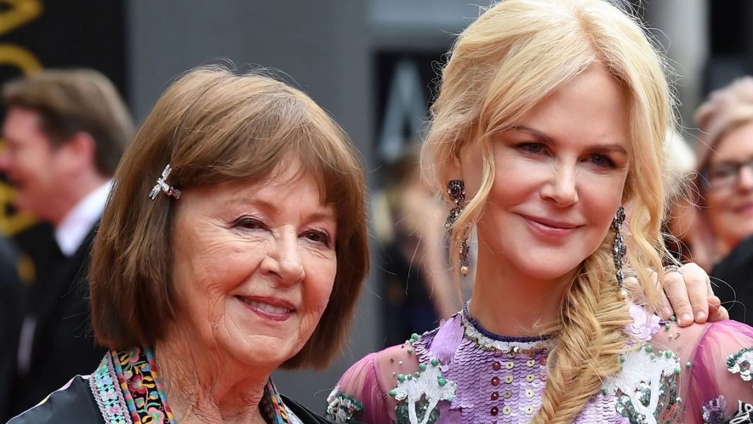 Nicole Kidman and mom Janelle Ann Kidman (left). | James D. Morgan/Getty