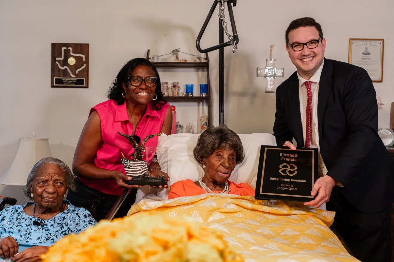 Elizabeth Francis receives an accolade from LongeviQuest Chief Executive, Ben Meyers. L-R: Dorothy Williams, Ethel Harrison, Elizabeth Francis, Ben Meyers. | Emmanuel Rodriguez/LongeviQuest 