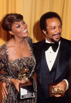 Dionne Warwick and Jones at the Grammy awards, 1979. | Michael Putland/Getty Images