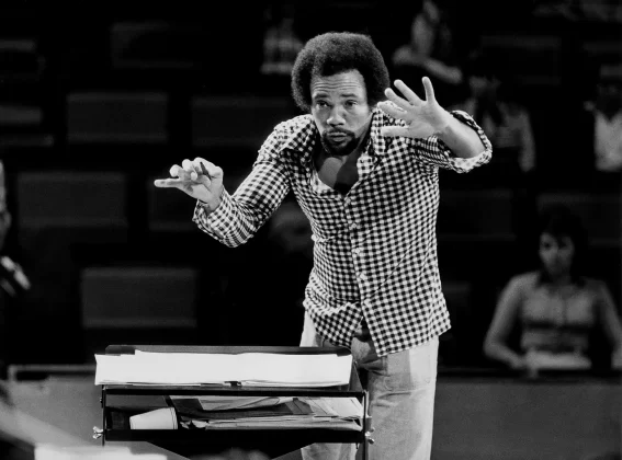 Quincy Jones conducting in 1973