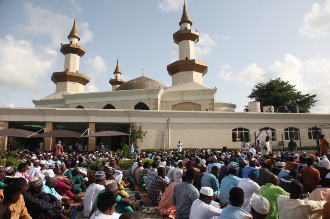 A file photo of worshippers at Lekki Central Mosque, Lekki Phase 1, Lagos